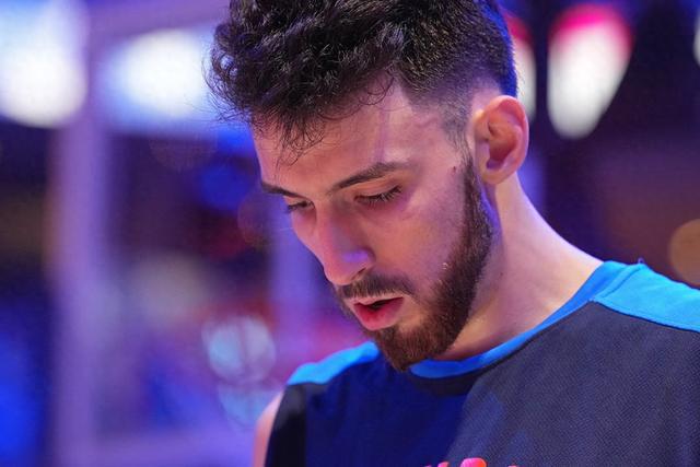 灾难！切特过去两场运动战24中6 合计仅13分 三分6中1 出现5失误