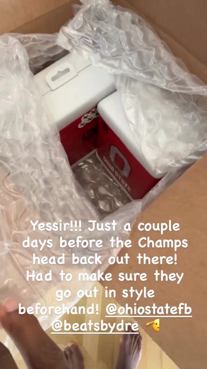 詹姆斯展示俄亥俄州大橄榄球队专属耳机，展望新赛季征程