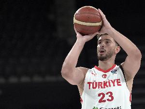 亚博体育APP-土耳其主帅：换下申京是想让他休息 没人告诉我他差1个助攻到三双