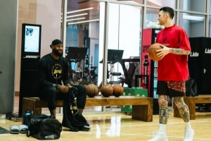 亚博-训练师：詹姆斯有次要求我看他的比赛 并在第二天给他提两点建议