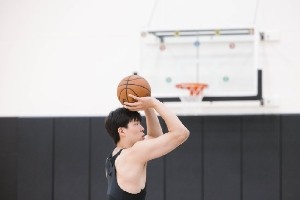 亚博体育平台-休赛期训练！杨瀚森社媒晒训练照：练练练