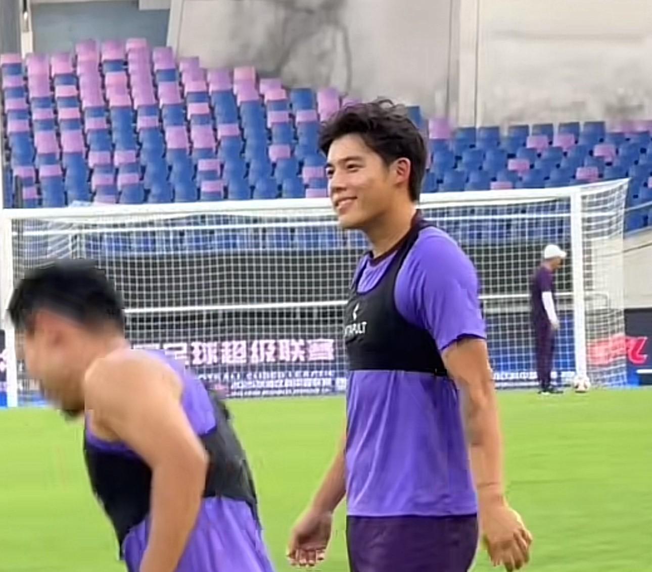 亚博体育官网-于根伟：李嗣镕的职业素养很好，知道要通过努力慢慢获得机会