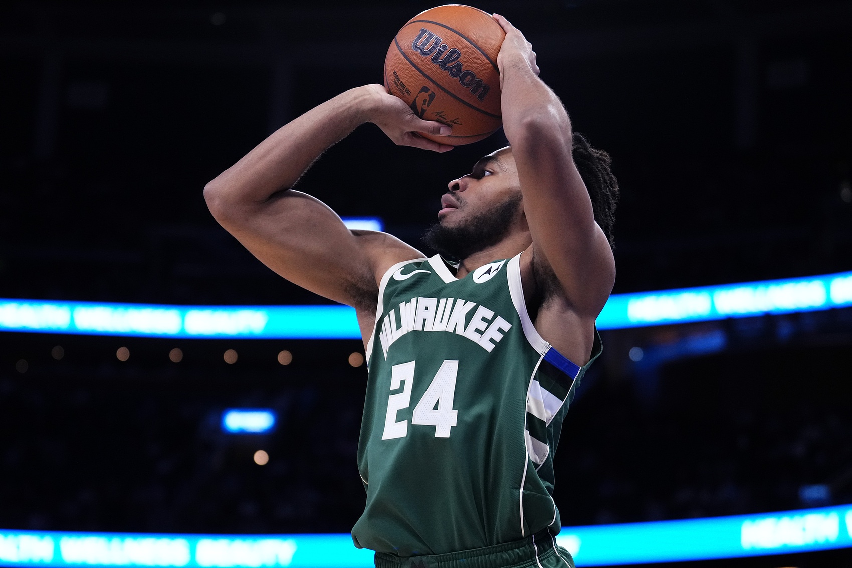 亚博体育平台-卡梅隆·托马斯过去5场场均仅7.4分 命中率25.6% 三分16.7%